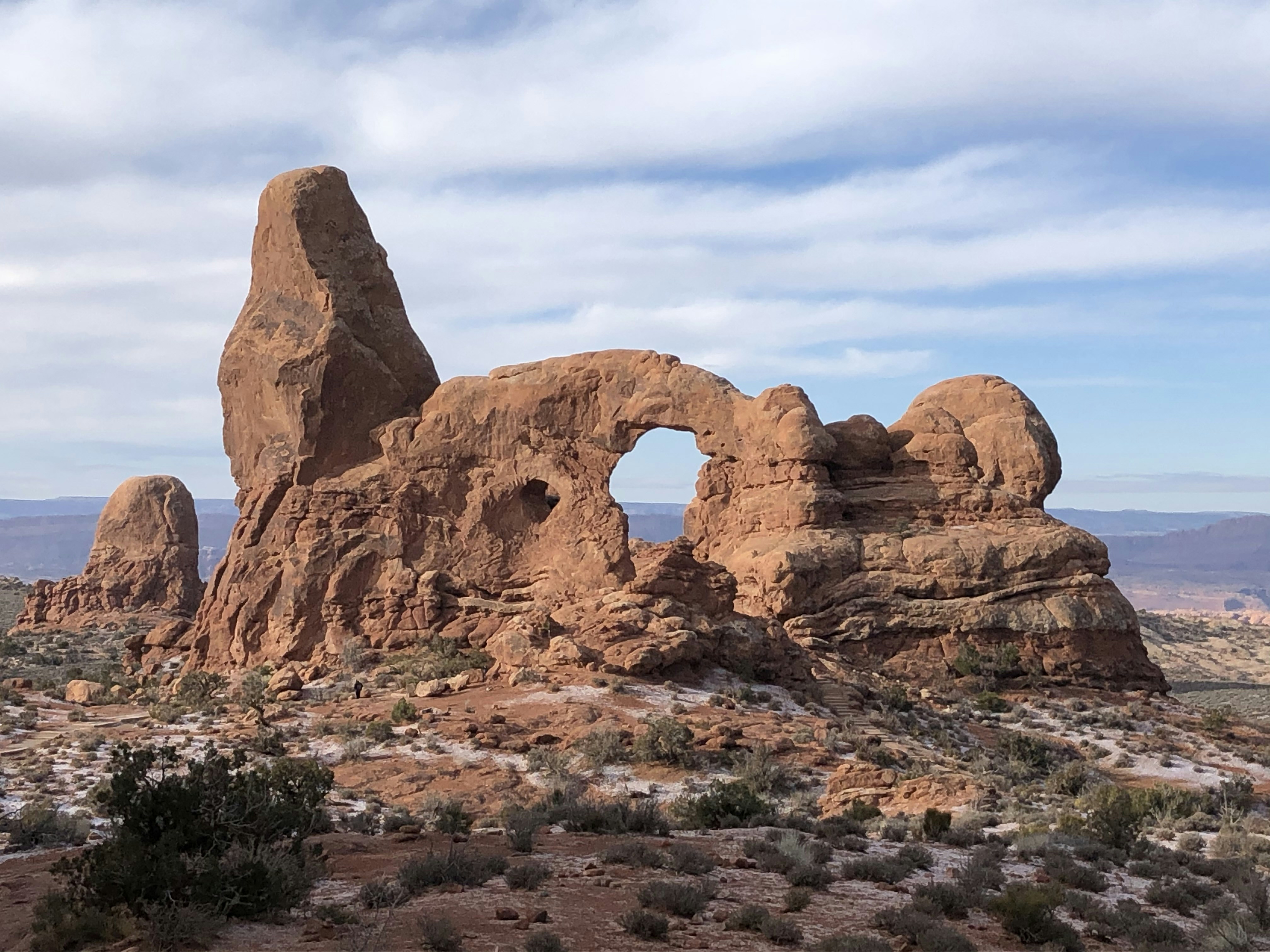 Una gran formación rocosa en medio de un desierto