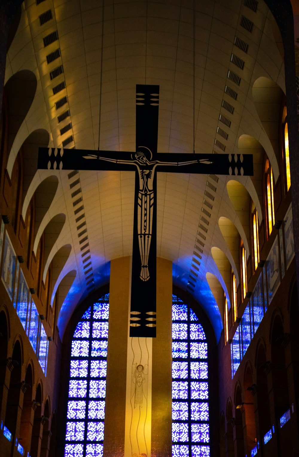 une grande croix suspendue au plafond d’une église