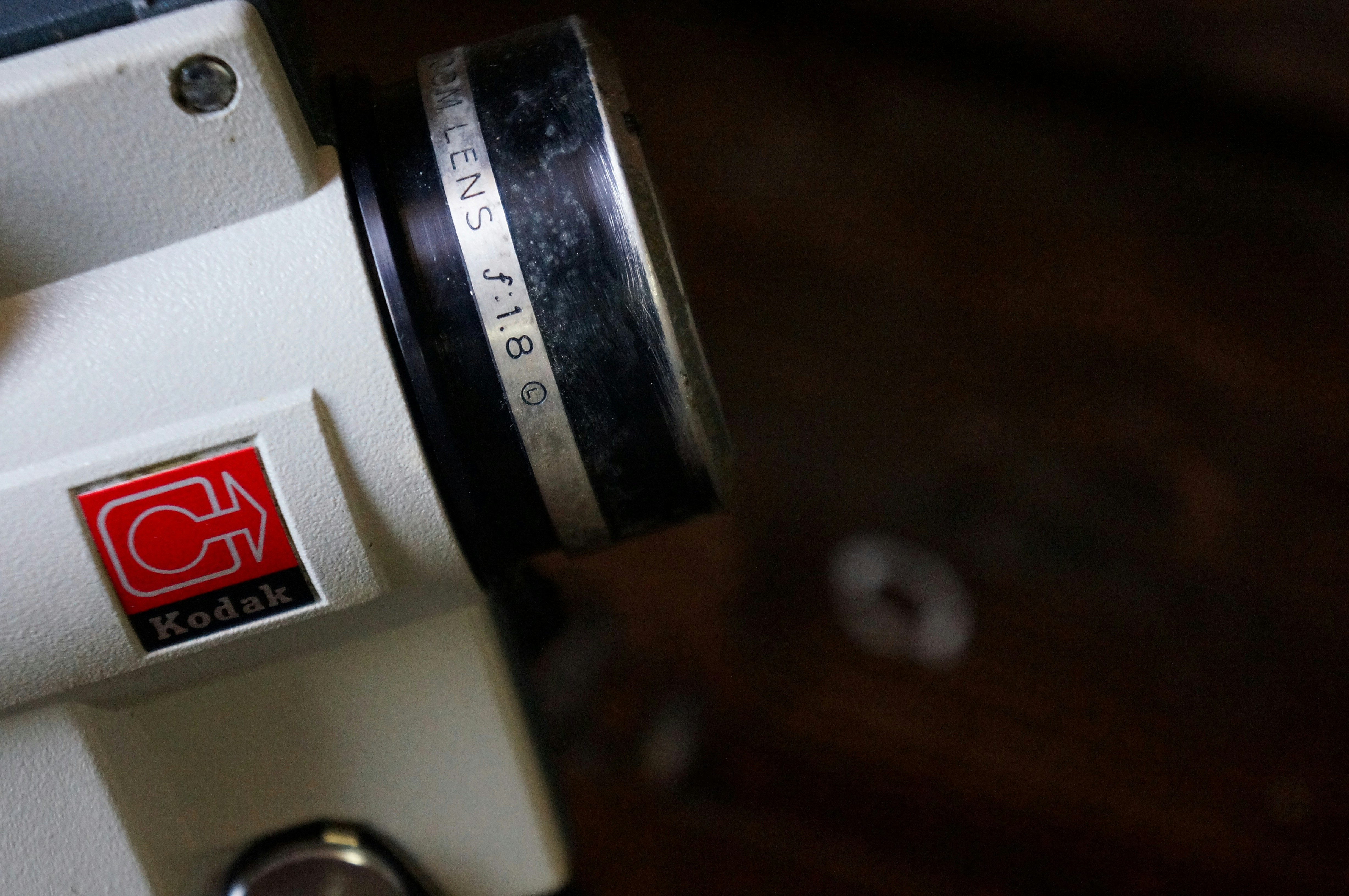 Un primer plano de una cámara sobre una mesa de madera