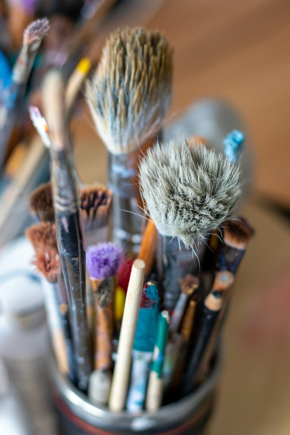 a cup filled with lots of different types of brushes