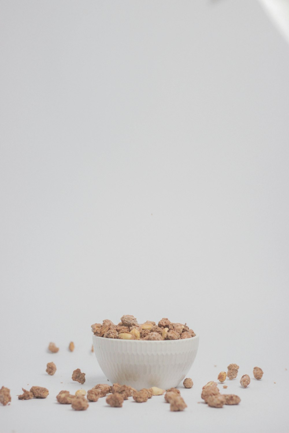 un bol blanc rempli de céréales sur une table