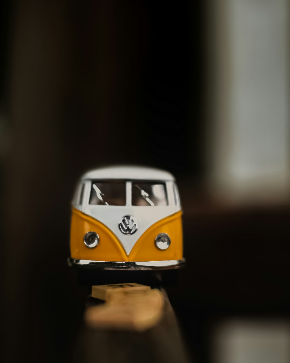 ein kleiner Spielzeugbus, der auf einem Tisch sitzt