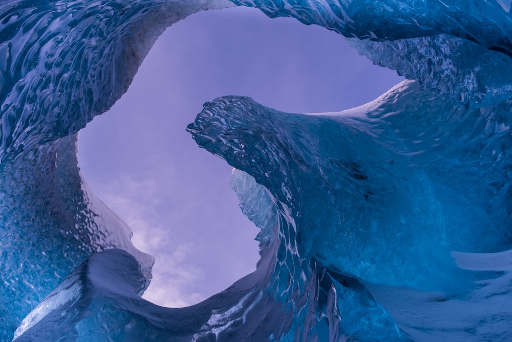 una vista dell'interno di una grotta di ghiaccio