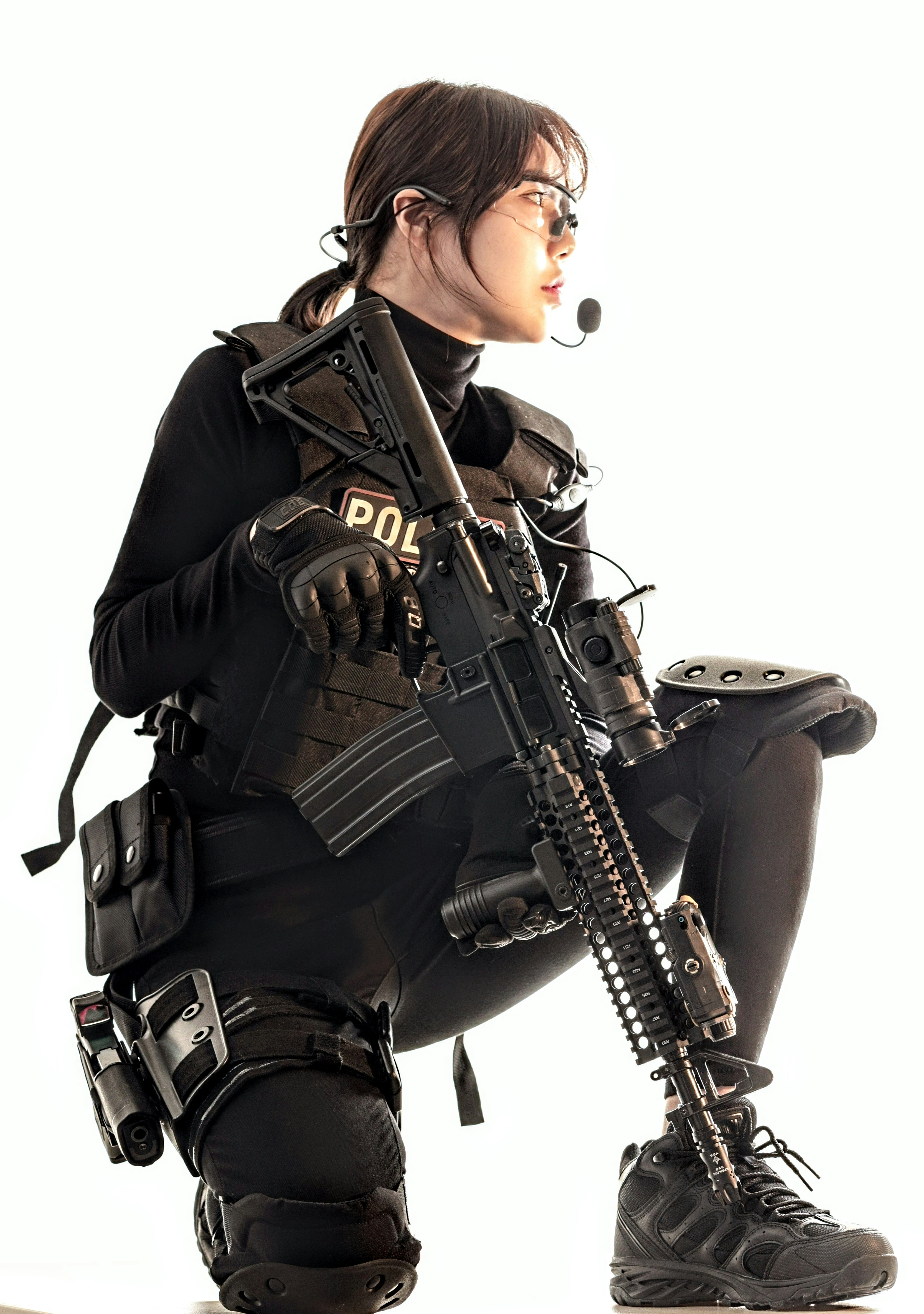 Une femme agenouillée avec un pistolet à la main photo – Image gratuite de  Gens sur Unsplash, image size:3000x4266