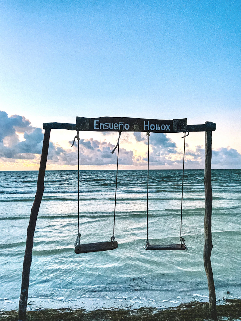 Columpios sobre el agua turquesa en Holbox