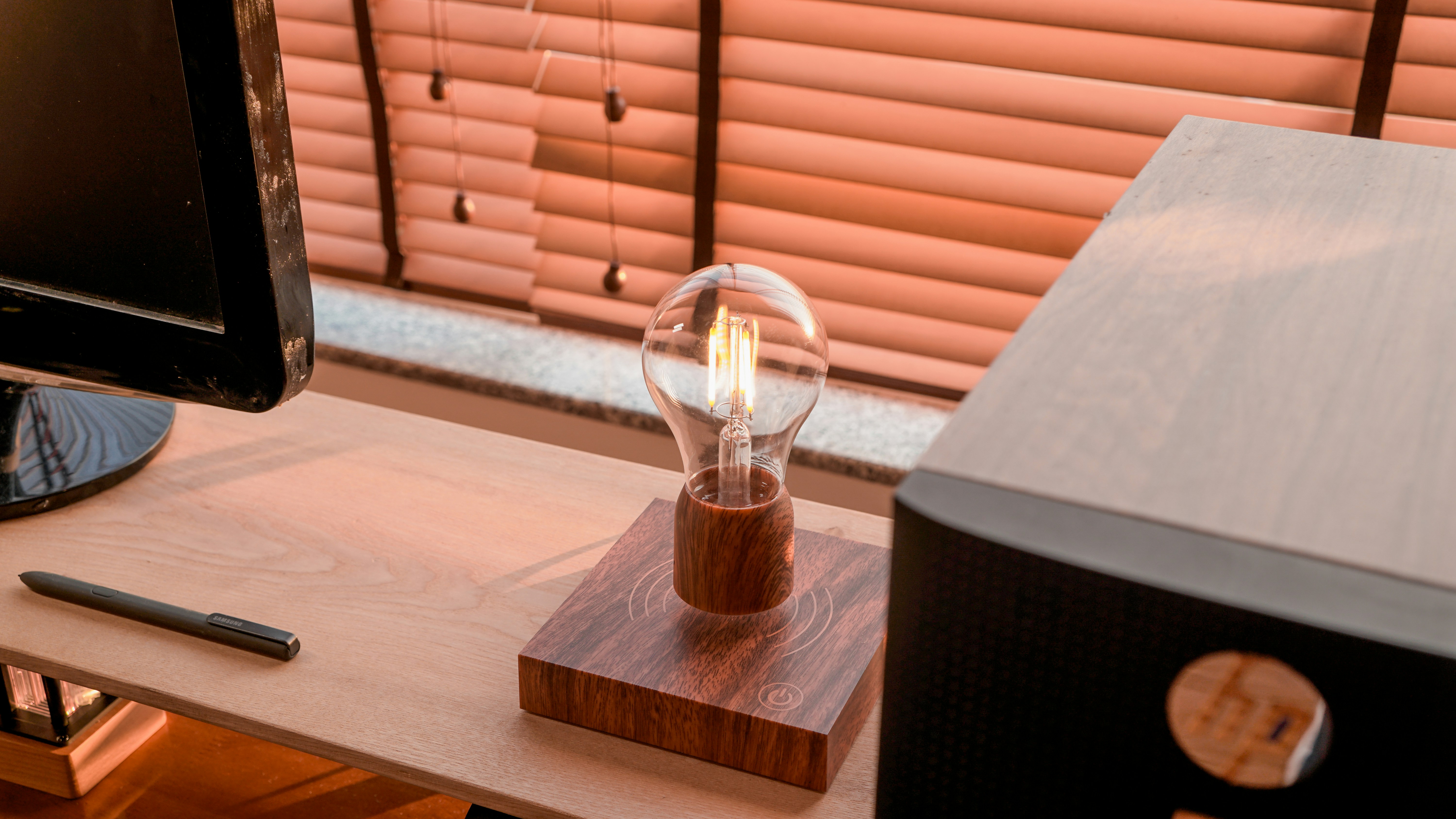 uma lâmpada sentada em cima de uma mesa de madeira