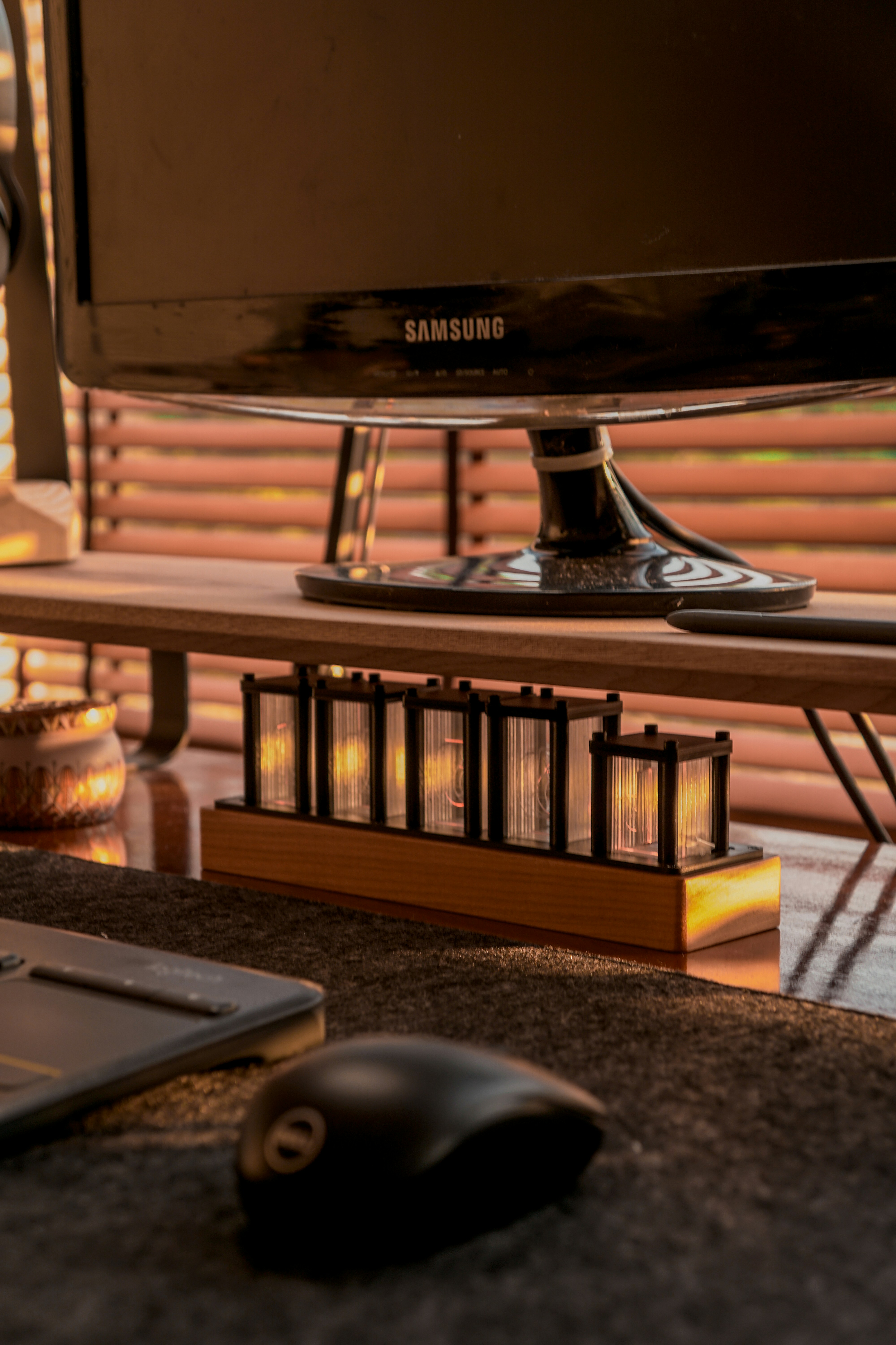 um monitor de computador sentado em cima de uma mesa