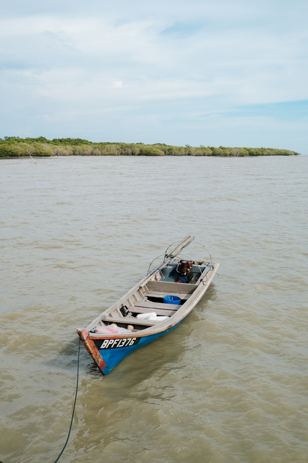 Un bateau bleu et blanc dans l’eau