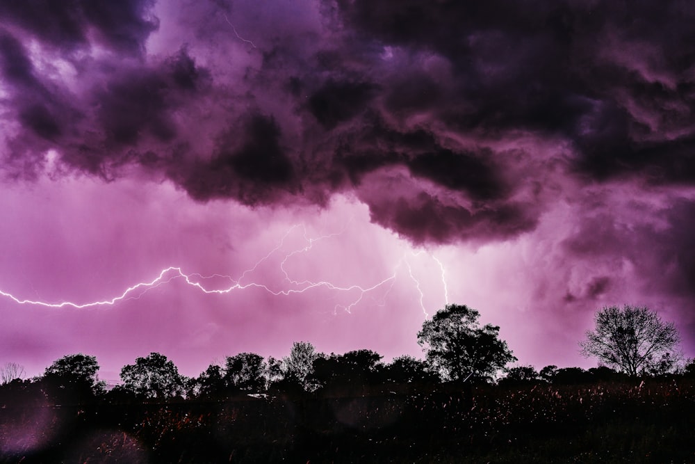 Un cielo púrpura con un rayo en la distancia