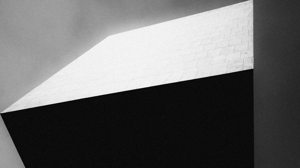 une photo en noir et blanc d’un bâtiment