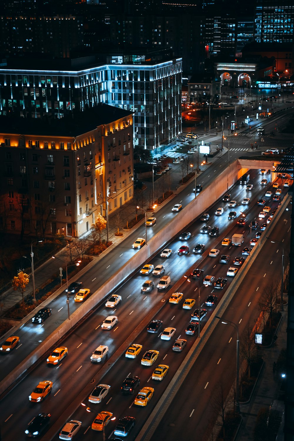 밤에는 교통량이 많은 도시 거리