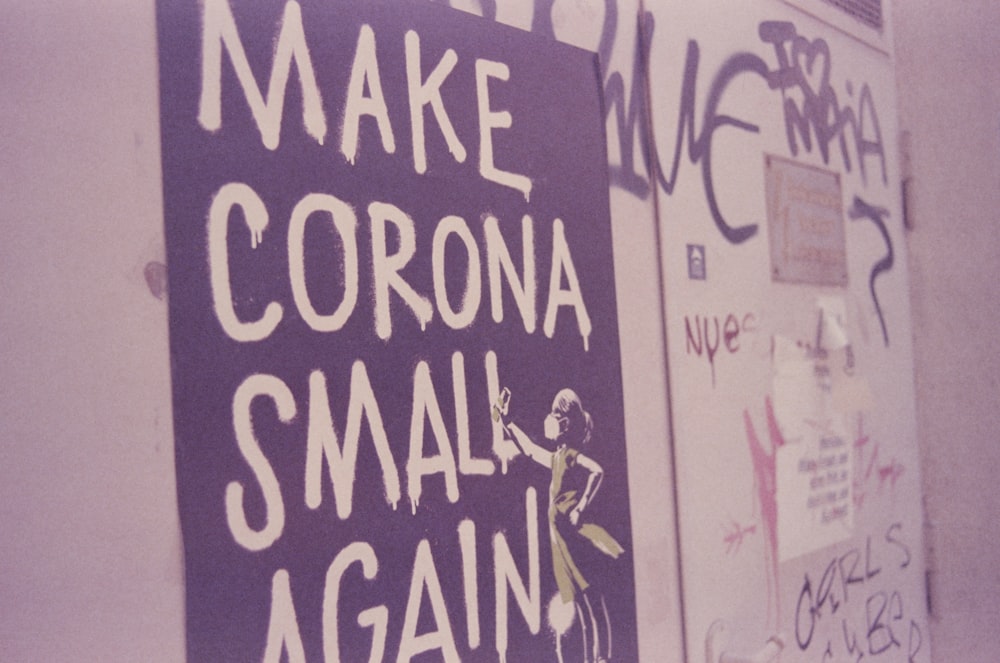 Un letrero púrpura que dice Make Corona Small Again