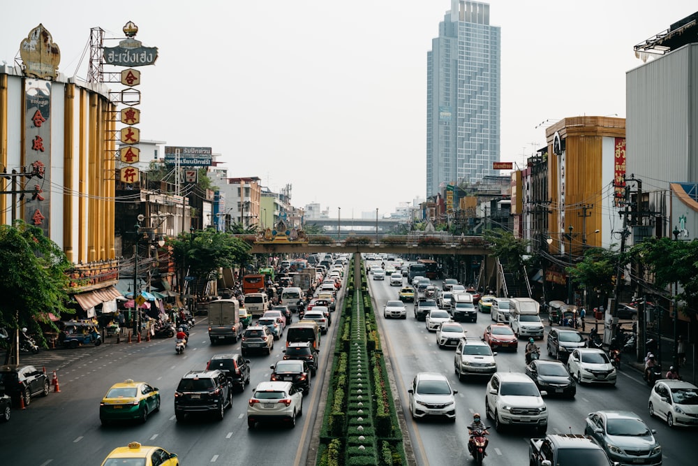 a busy city street filled with lots of traffic