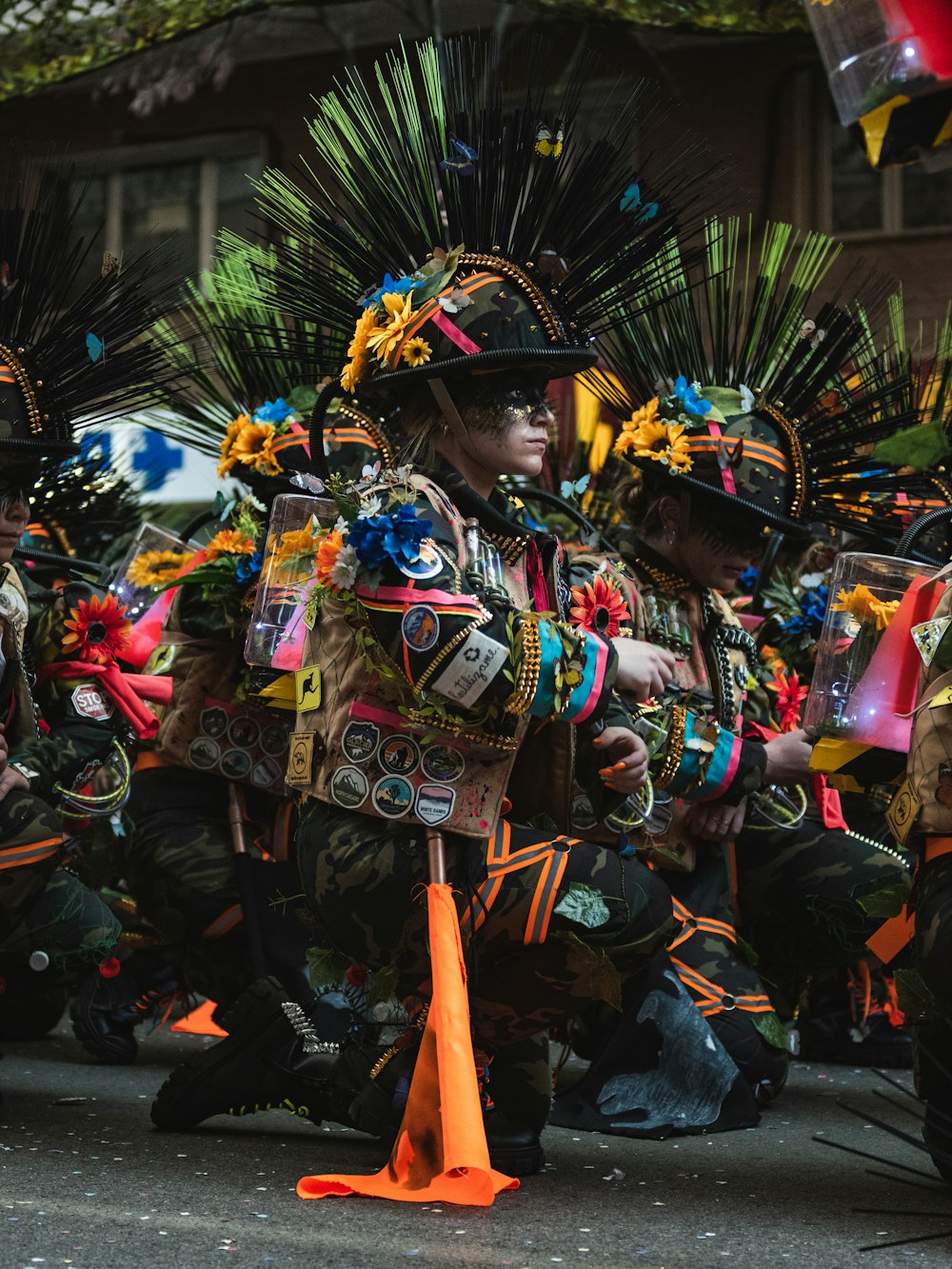 um grupo de pessoas que estão de pé na rua