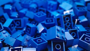 a bunch of blue legos that are all together