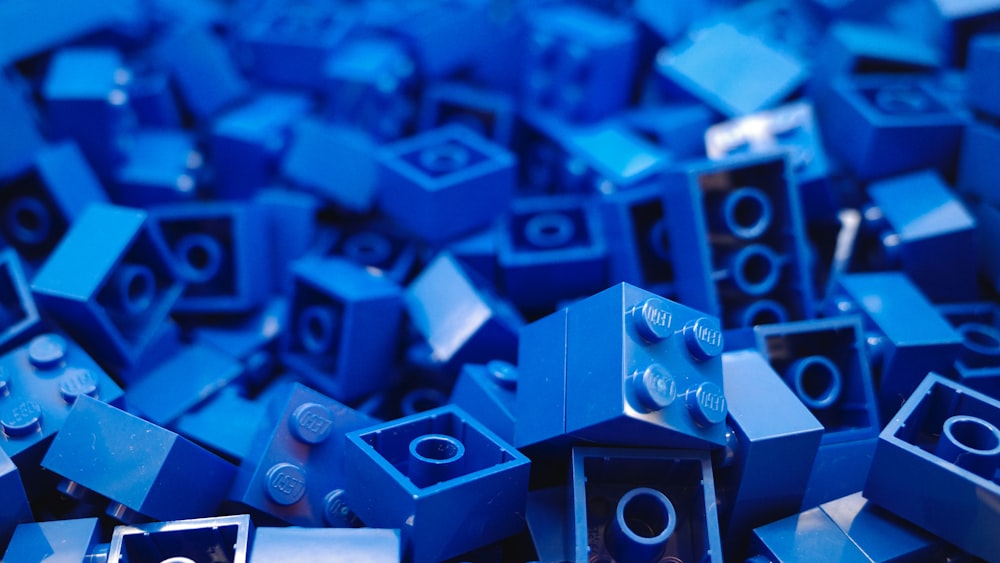 a bunch of blue legos that are all together