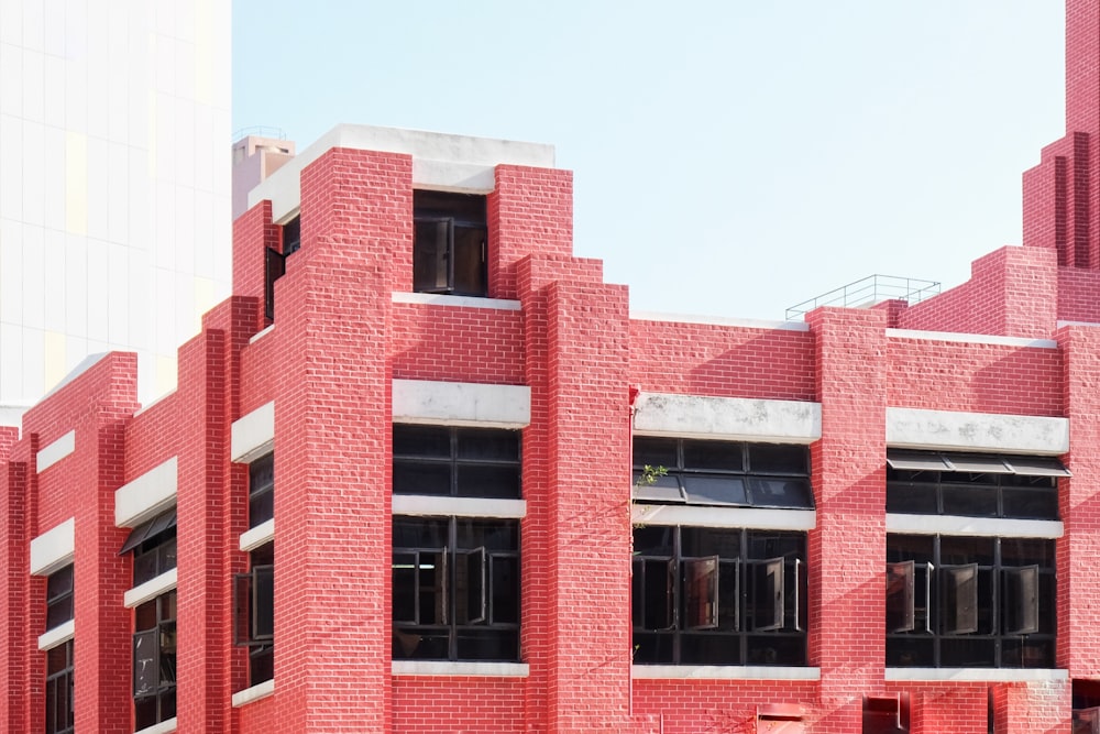 Un bâtiment en briques rouges avec une tour de l’horloge