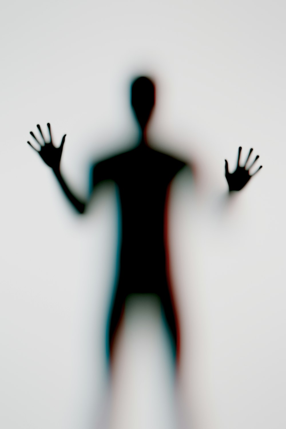 uma sombra de um homem com as mãos para fora