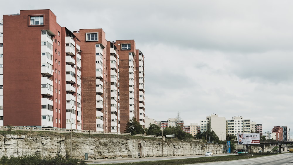 um edifício de tijolos muito alto ao lado de uma estrada