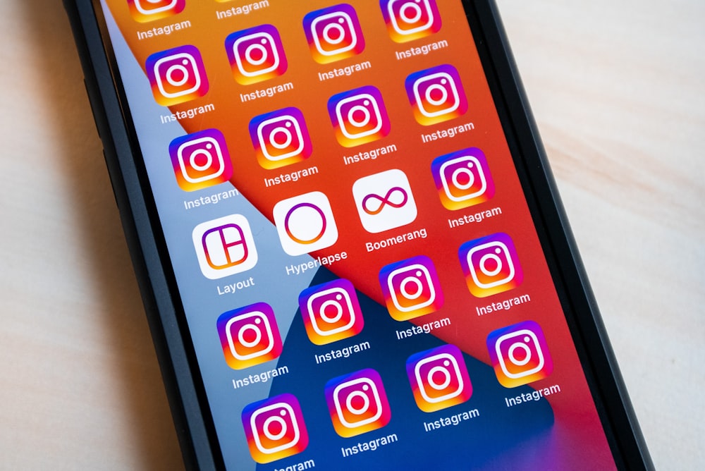 Un cellulare con adesivi Instagram sullo schermo