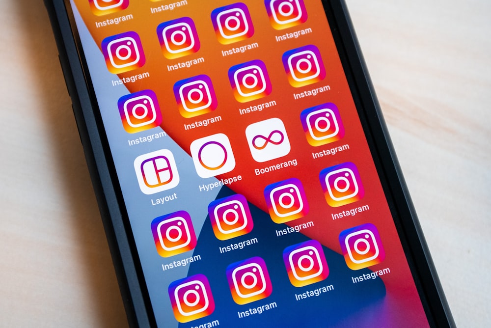 Ein Handy mit Instagram-Aufklebern auf dem Bildschirm