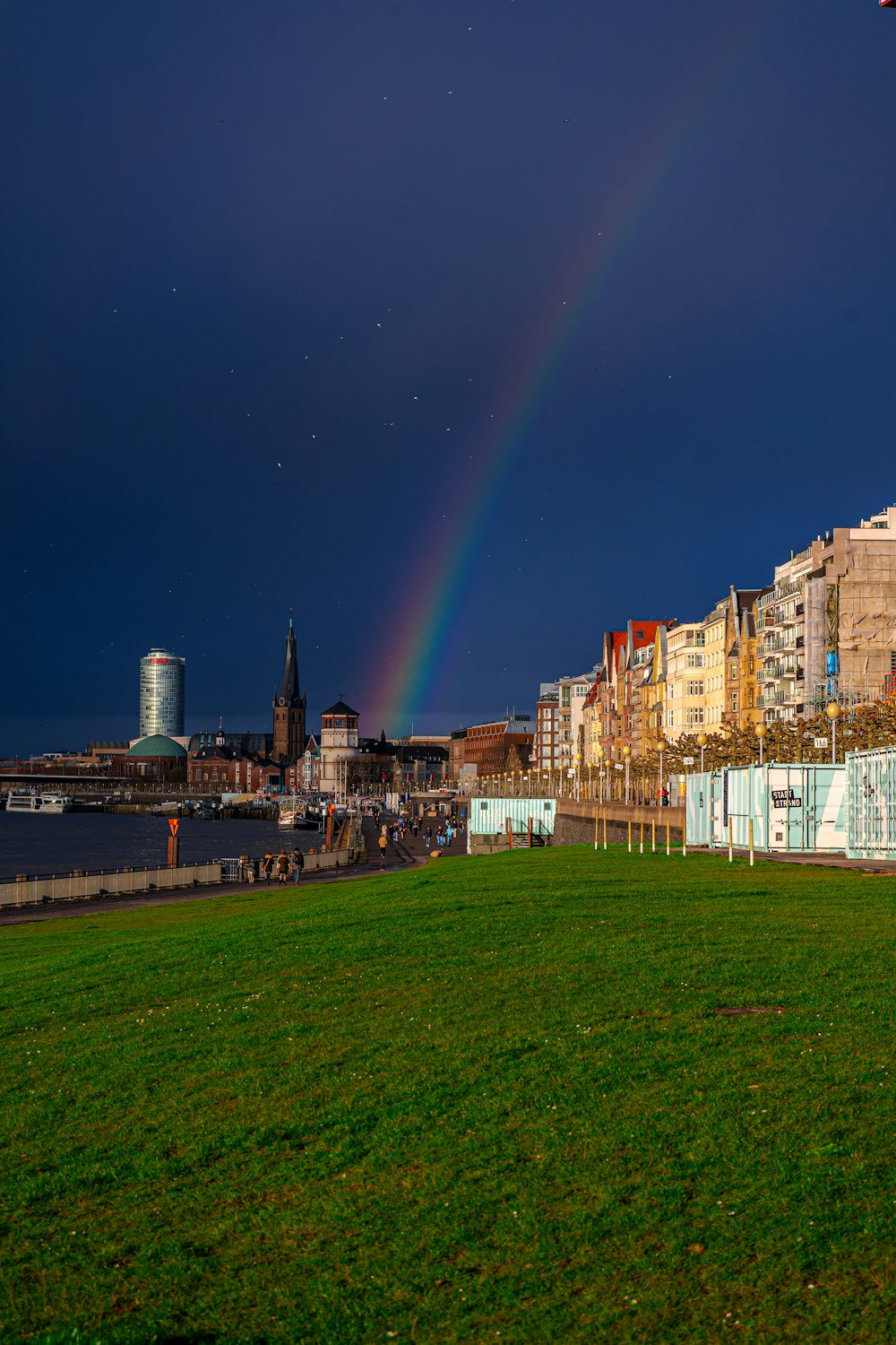 Ein Regenbogen am Himmel über einer Stadt