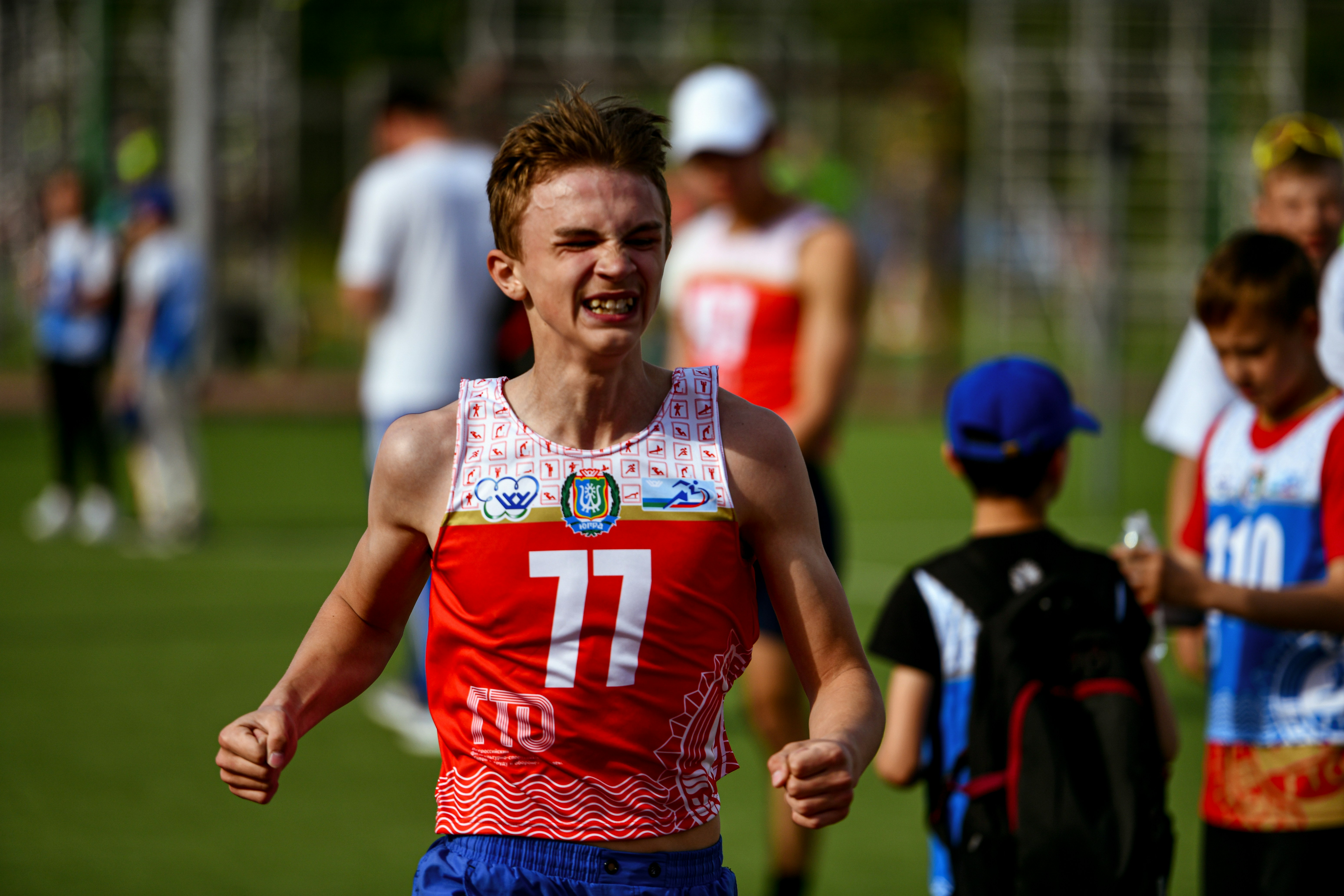 Un homme courant dans une course avec d’autres personnes autour de lui