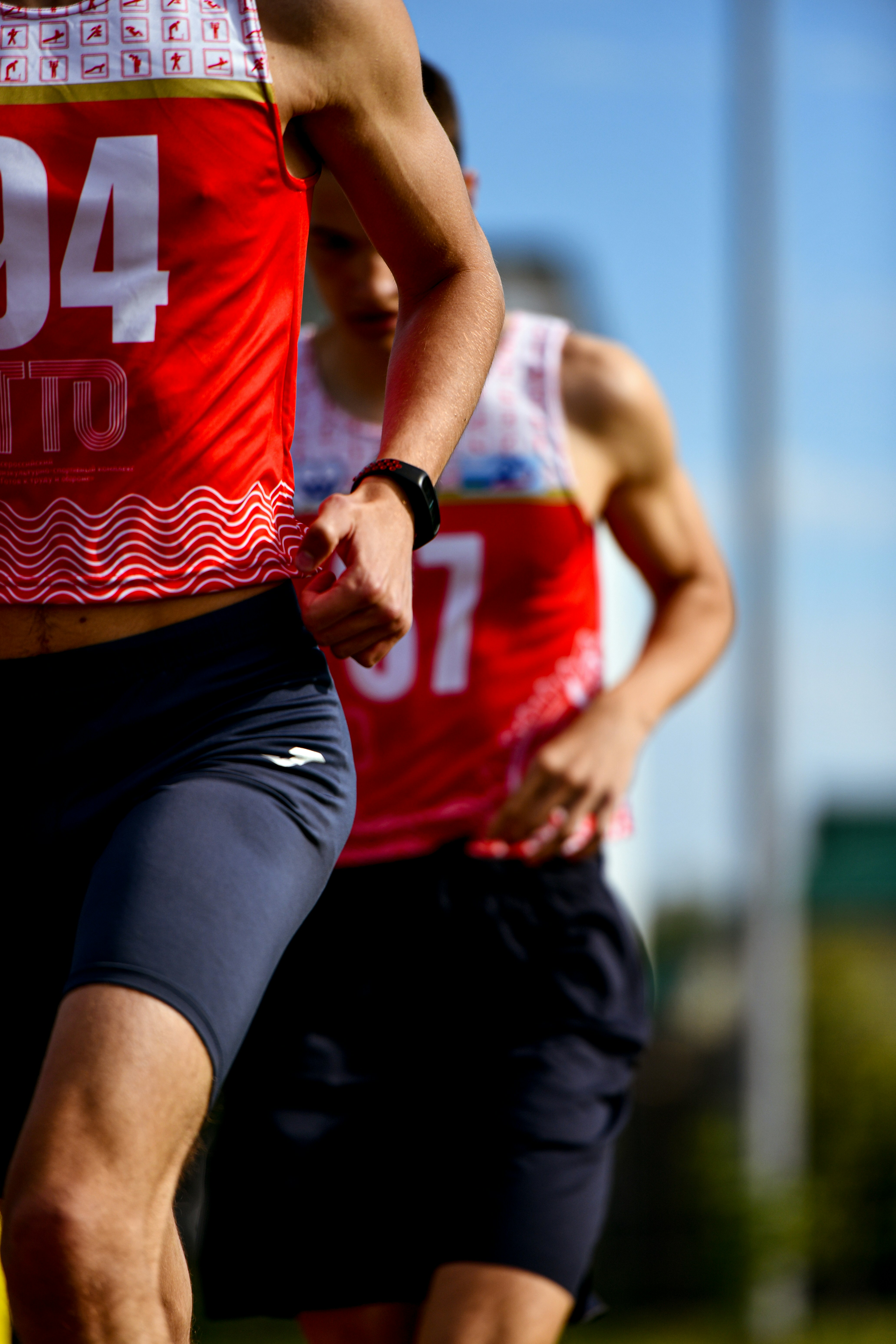 Un couple d’hommes courant à travers un champ