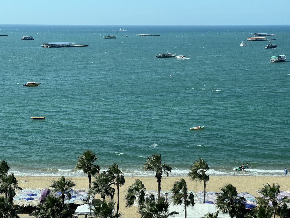 um grupo de barcos flutuando em cima de um grande corpo de água