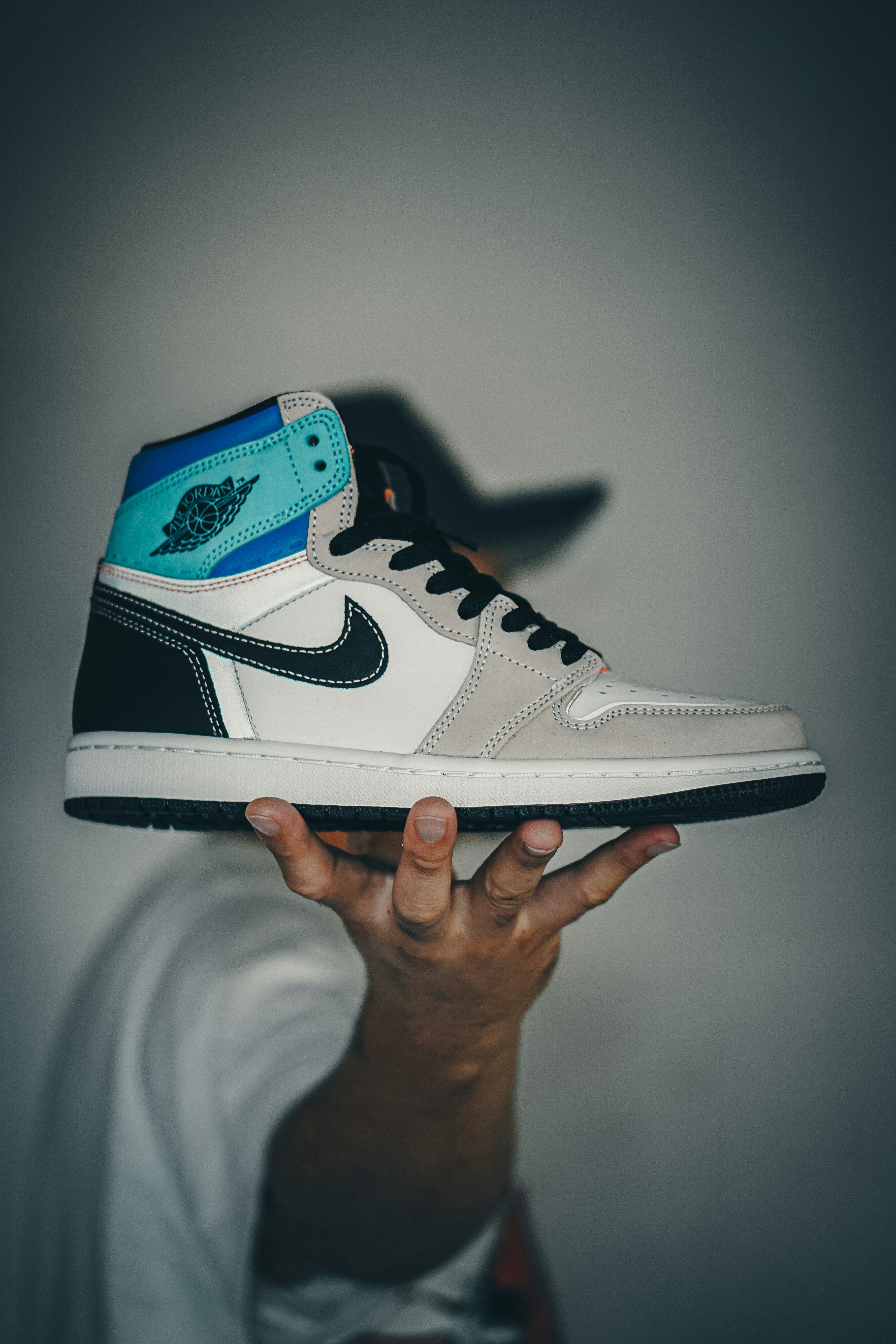 une personne tenant une paire de baskets