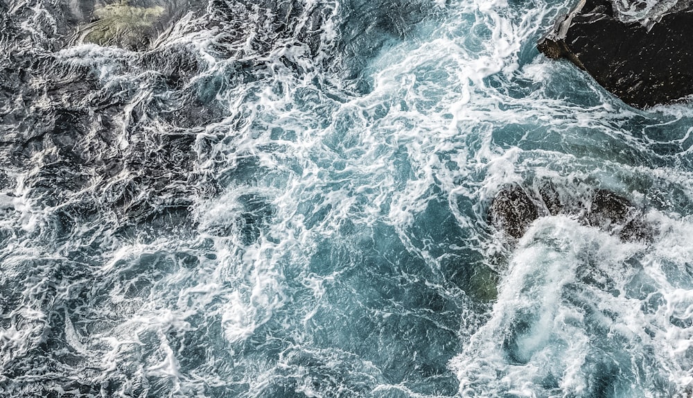 una veduta aerea di uno specchio d'acqua