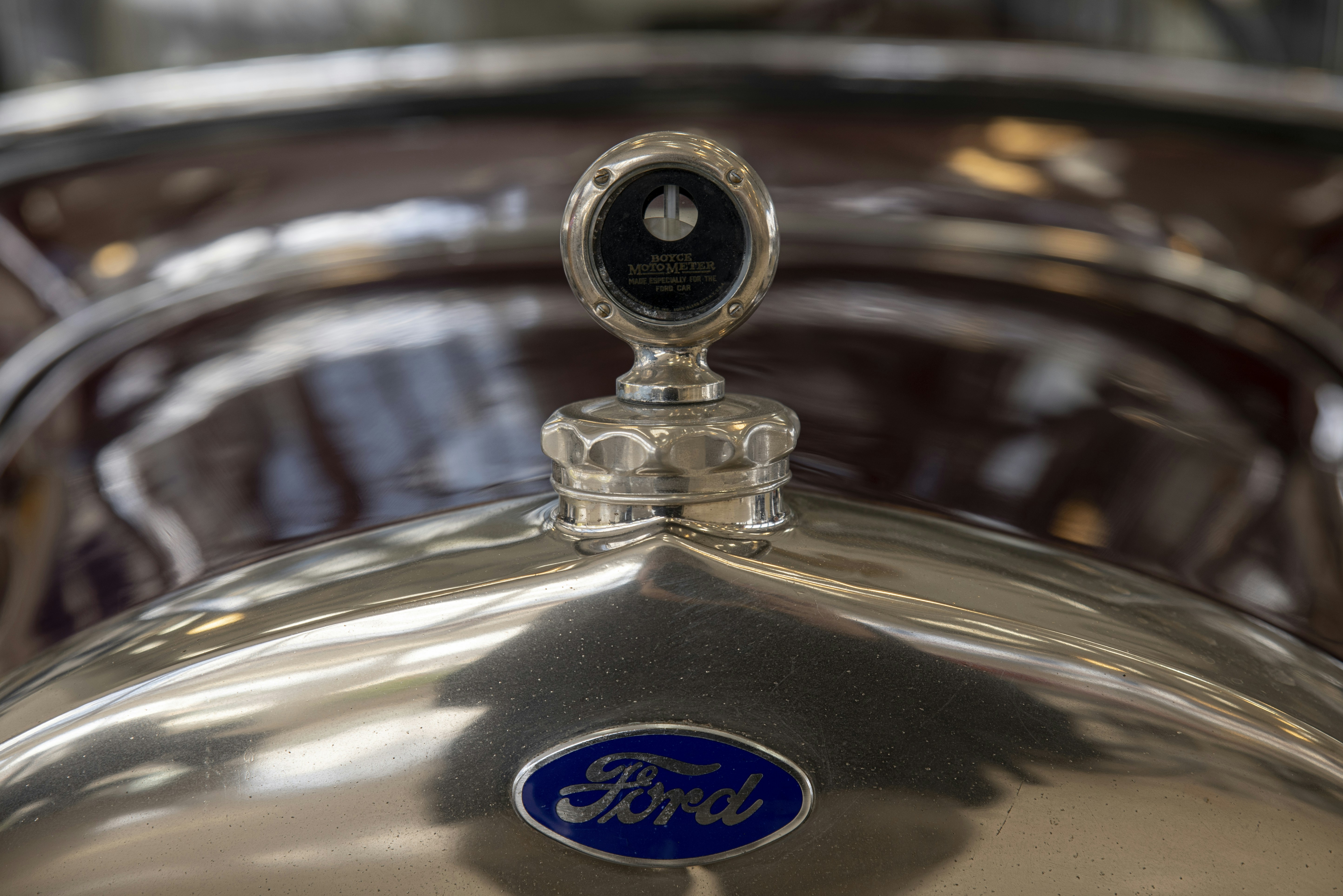 Un gros plan de l’emblème sur une voiture