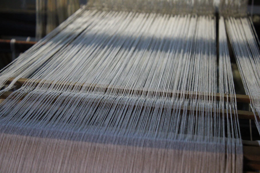 Métier à tisser et fils en atelier