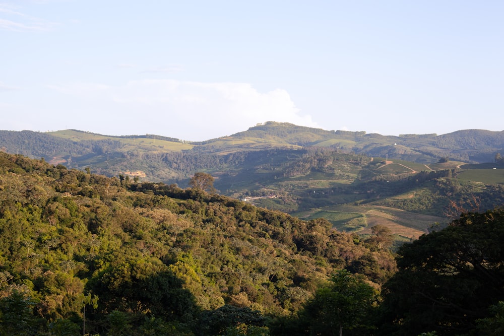 uma vista panorâmica de uma cordilheira com uma casa à distância