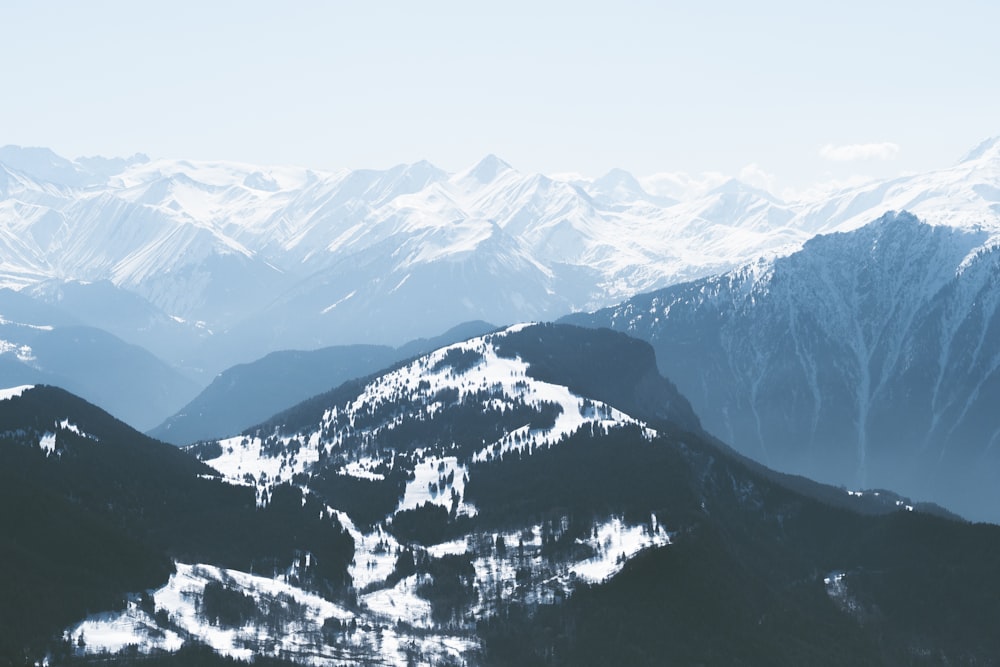 Blick auf eine schneebedeckte Bergkette