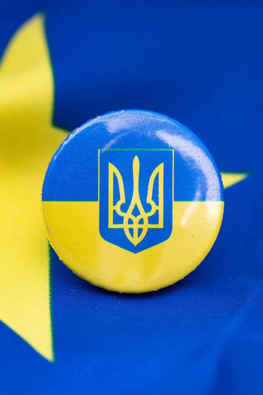 Ein Knopf mit einer Flagge der Ukraine darauf