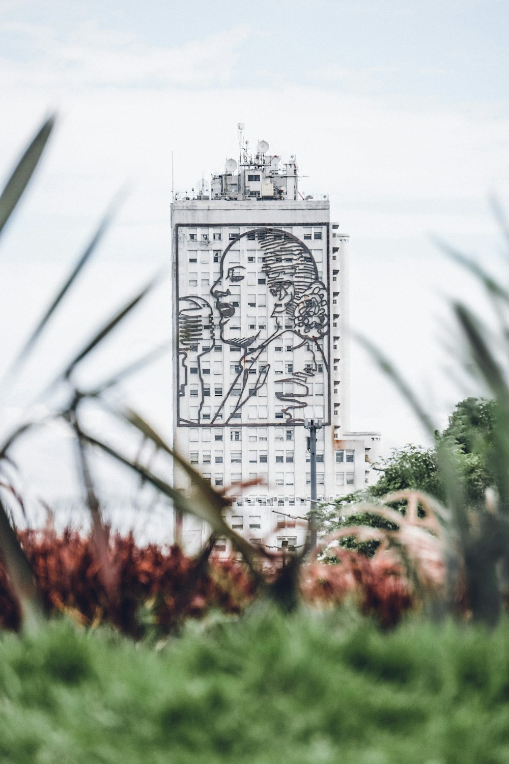 Un edificio alto con un dibujo de un hombre en él