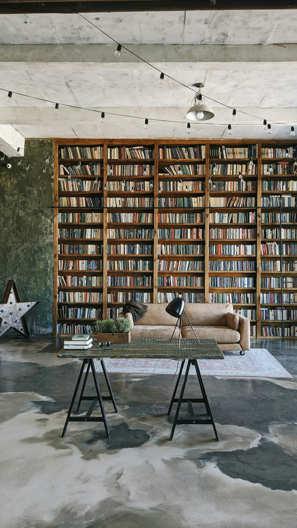 uma sala de estar cheia de muitos livros