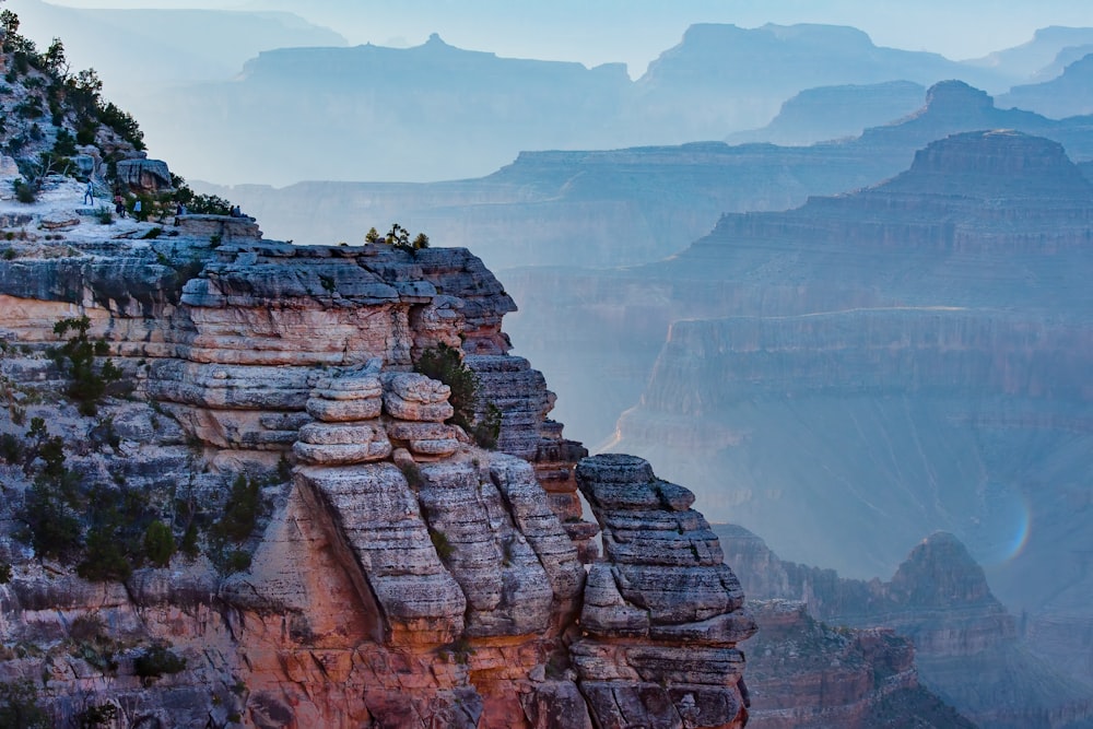Blick auf den Grand Canyon vom Rand einer Klippe