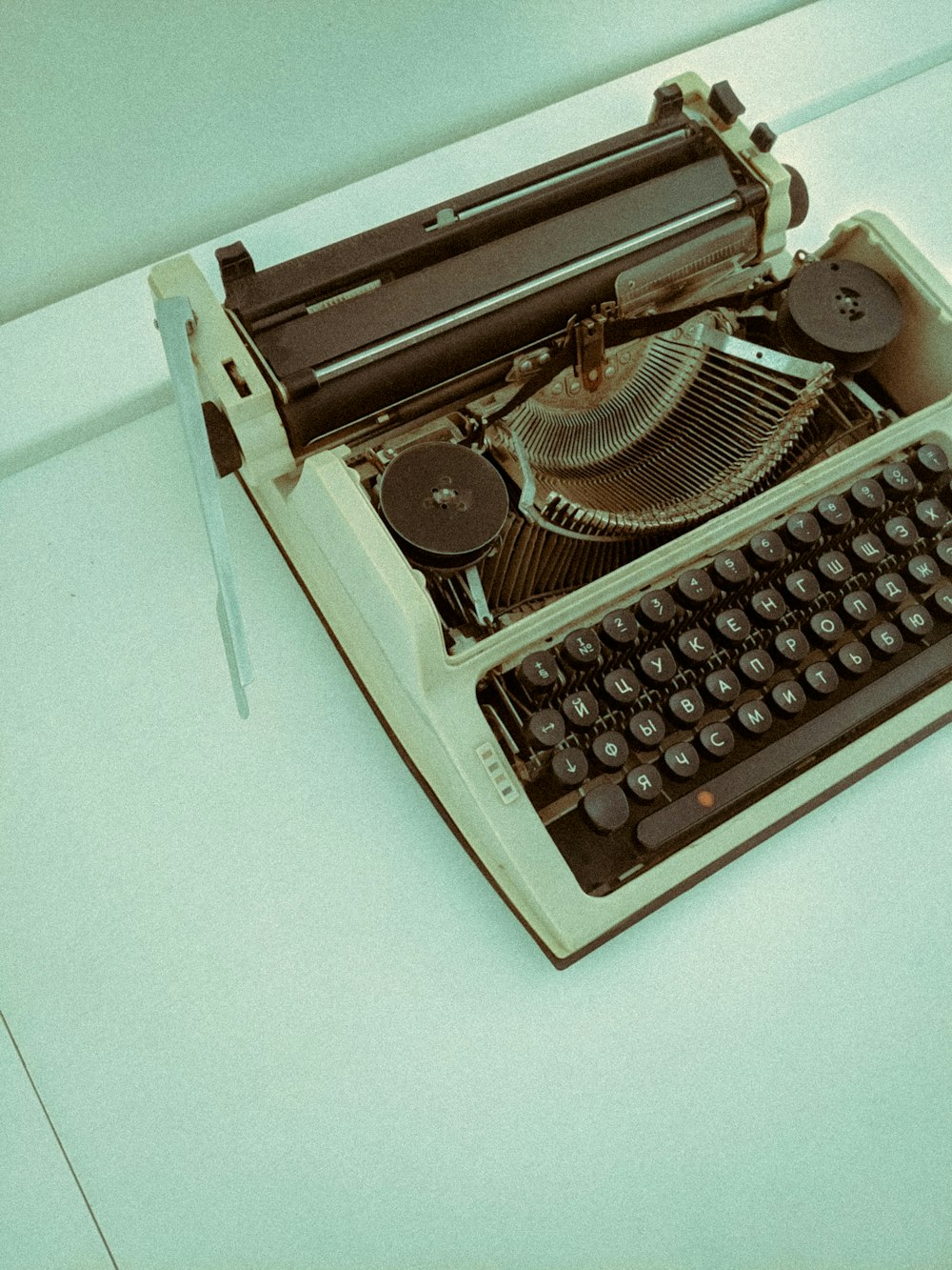 an old fashioned typewriter sitting on a table