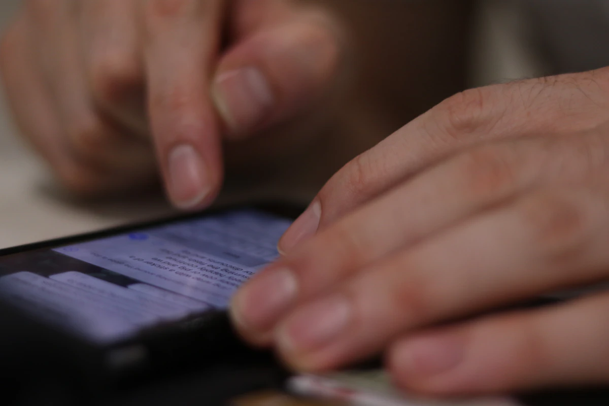 Pessoa segurando smartphone em primeiro plano