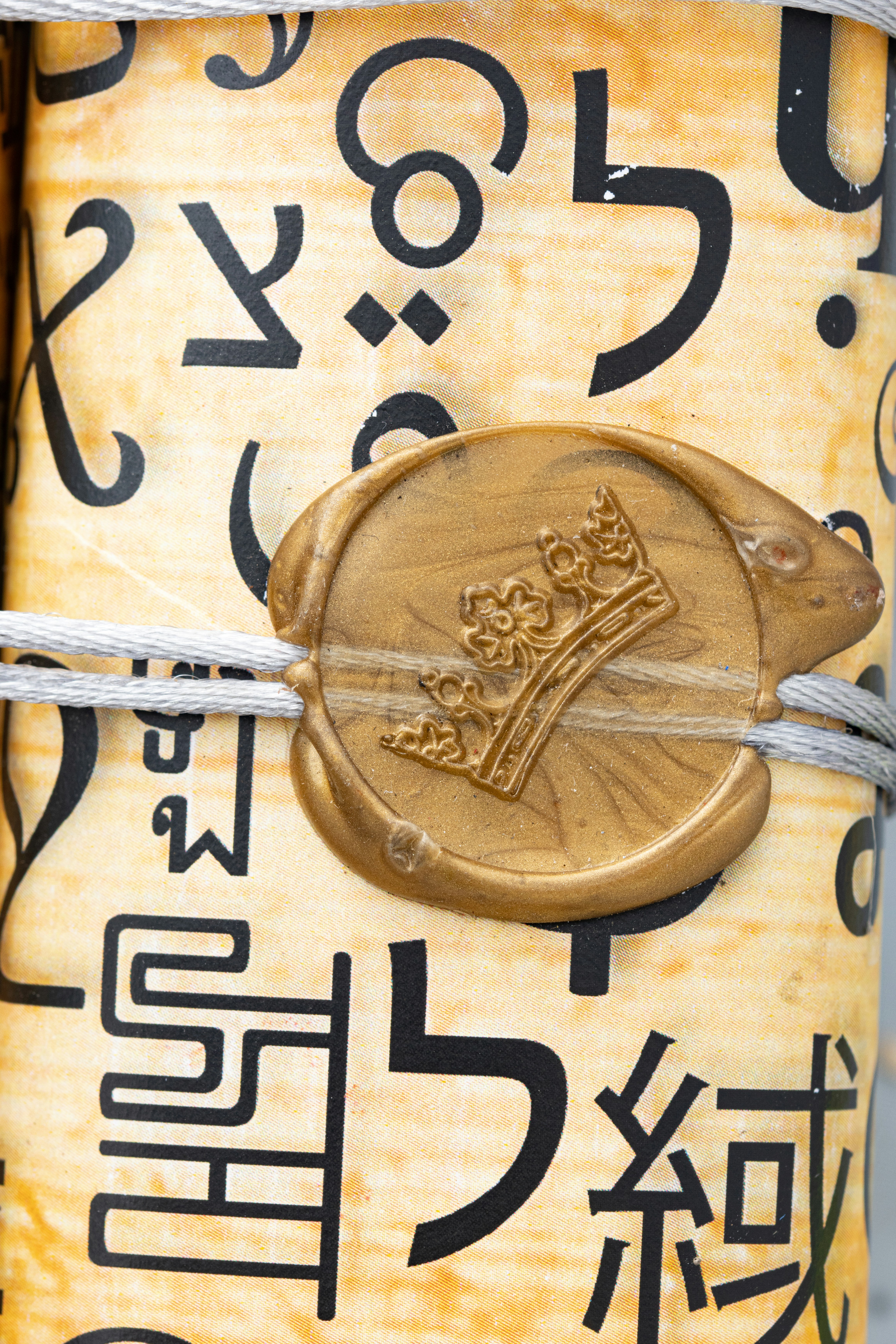 eine Nahaufnahme eines Metallobjekts mit Schrift darauf