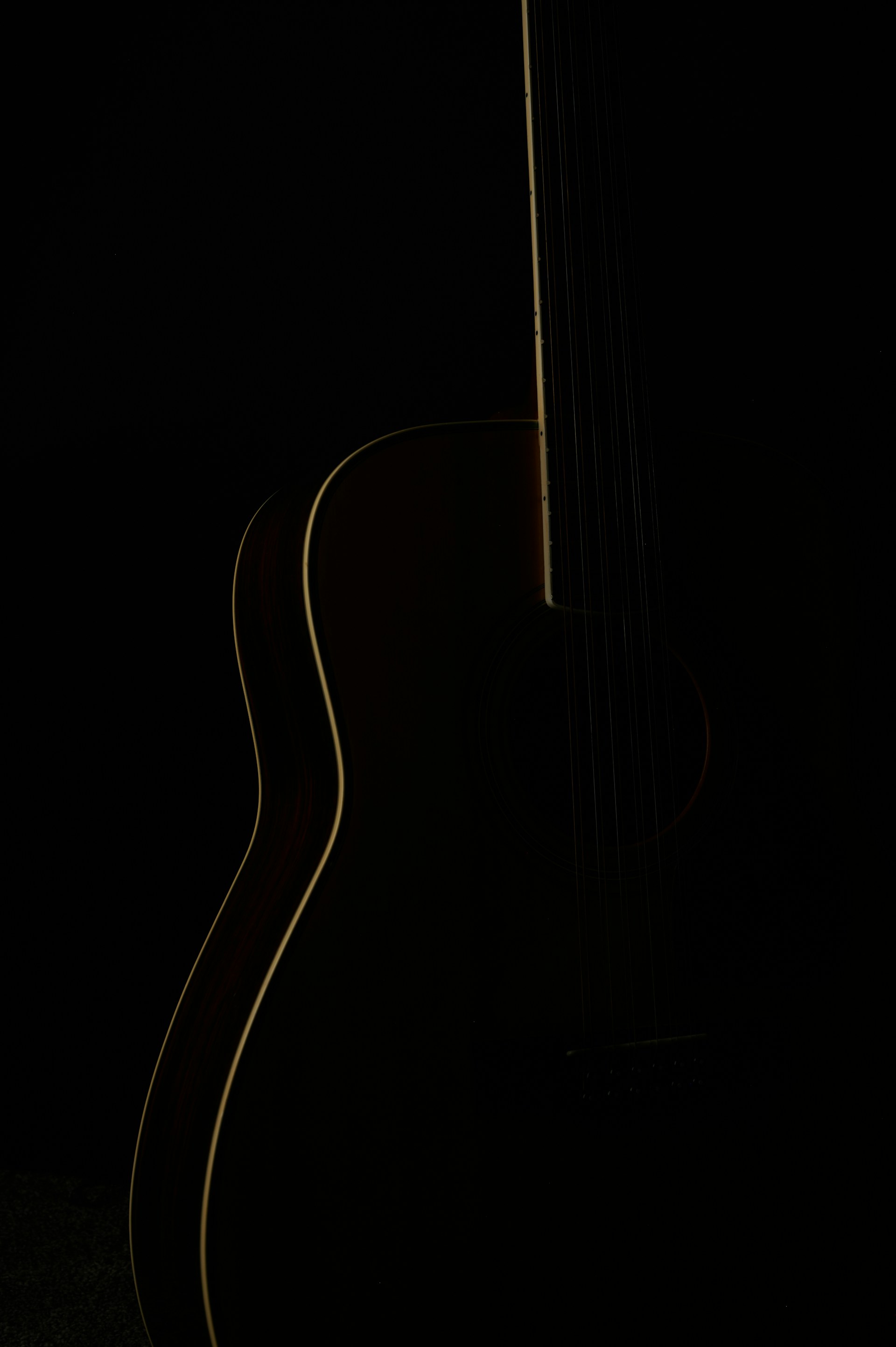 an acoustic guitar is lit up in the dark