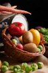 canasta con frutas y verduras frescas