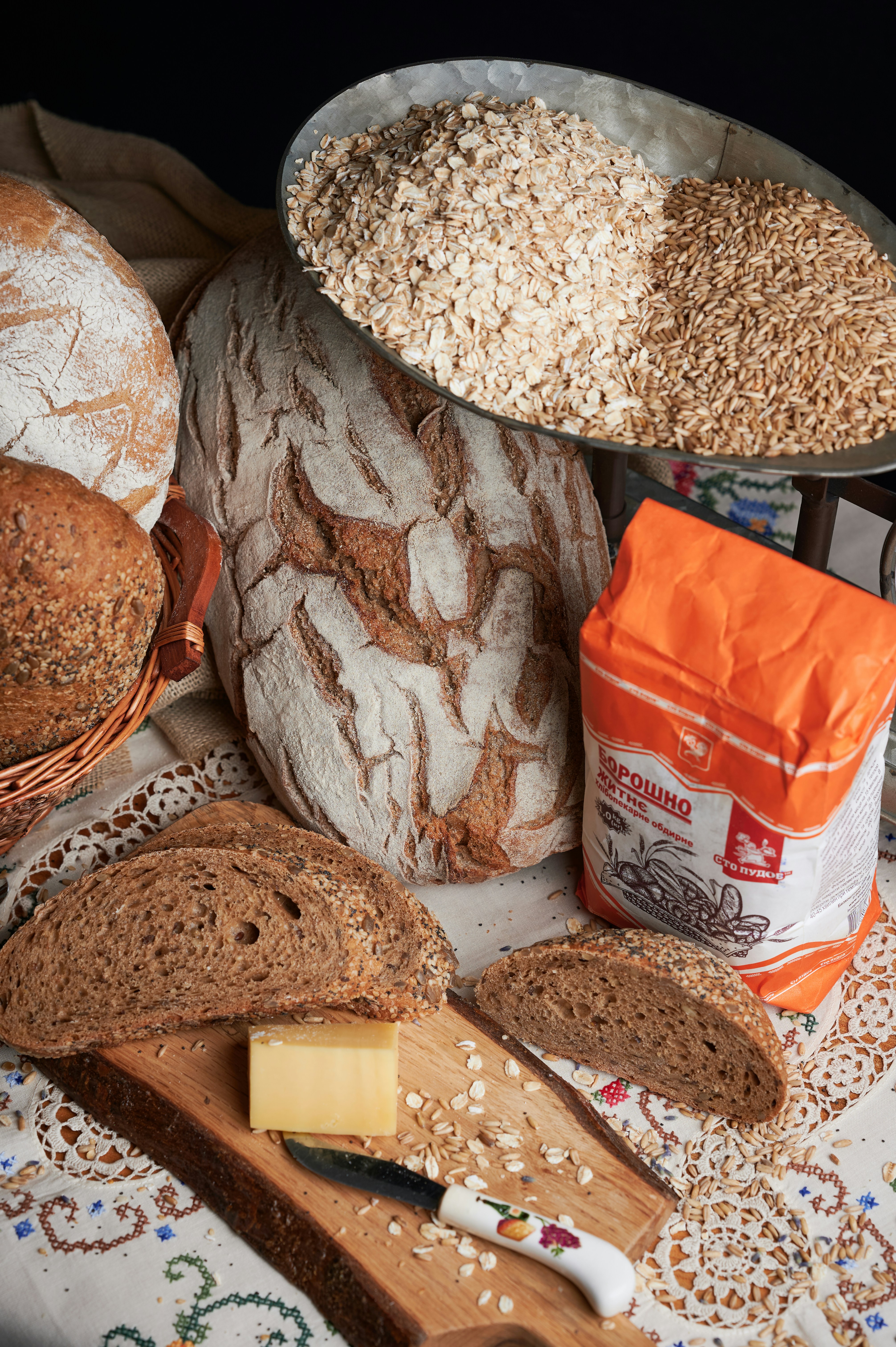 Fotomural a table topped with bread and other foods