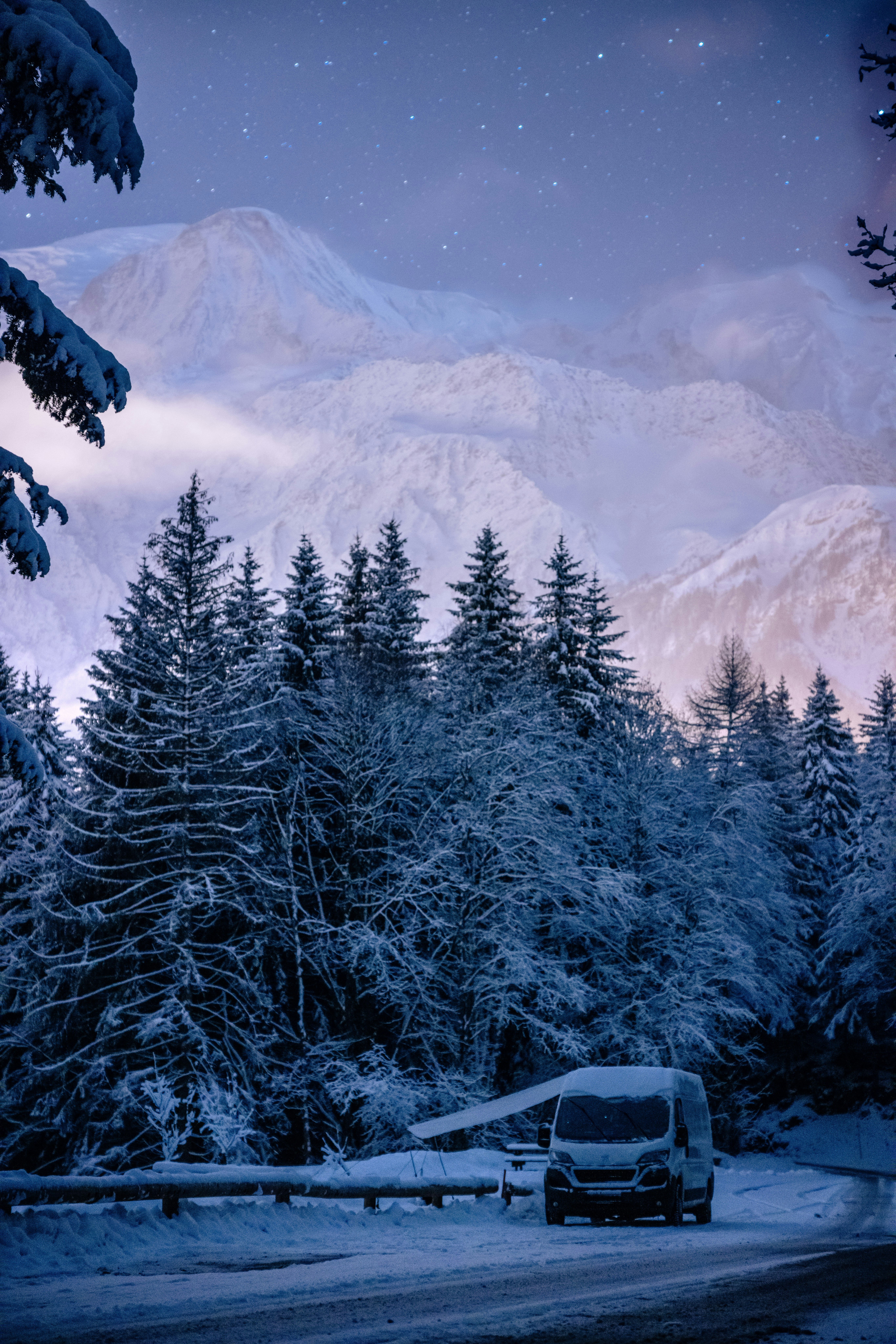 Un furgone che percorre una strada innevata