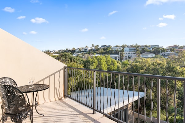 Elegante Naturstein-Terrasse im Garten