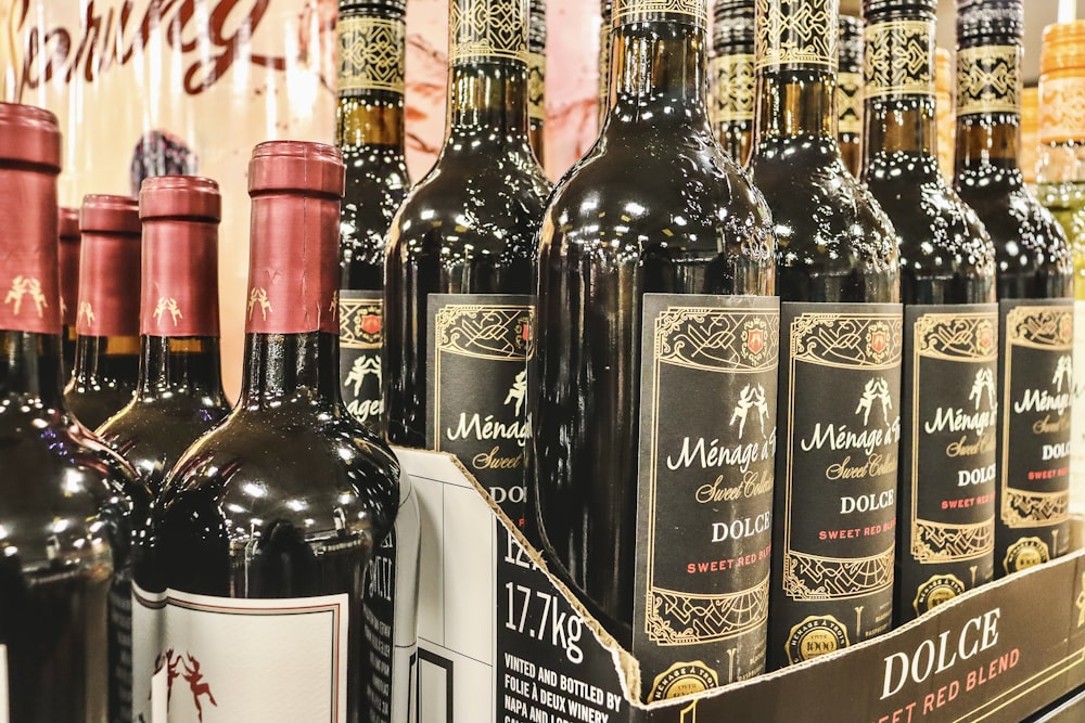 Viele Flaschen Wein sind in einem Geschäft ausgestellt