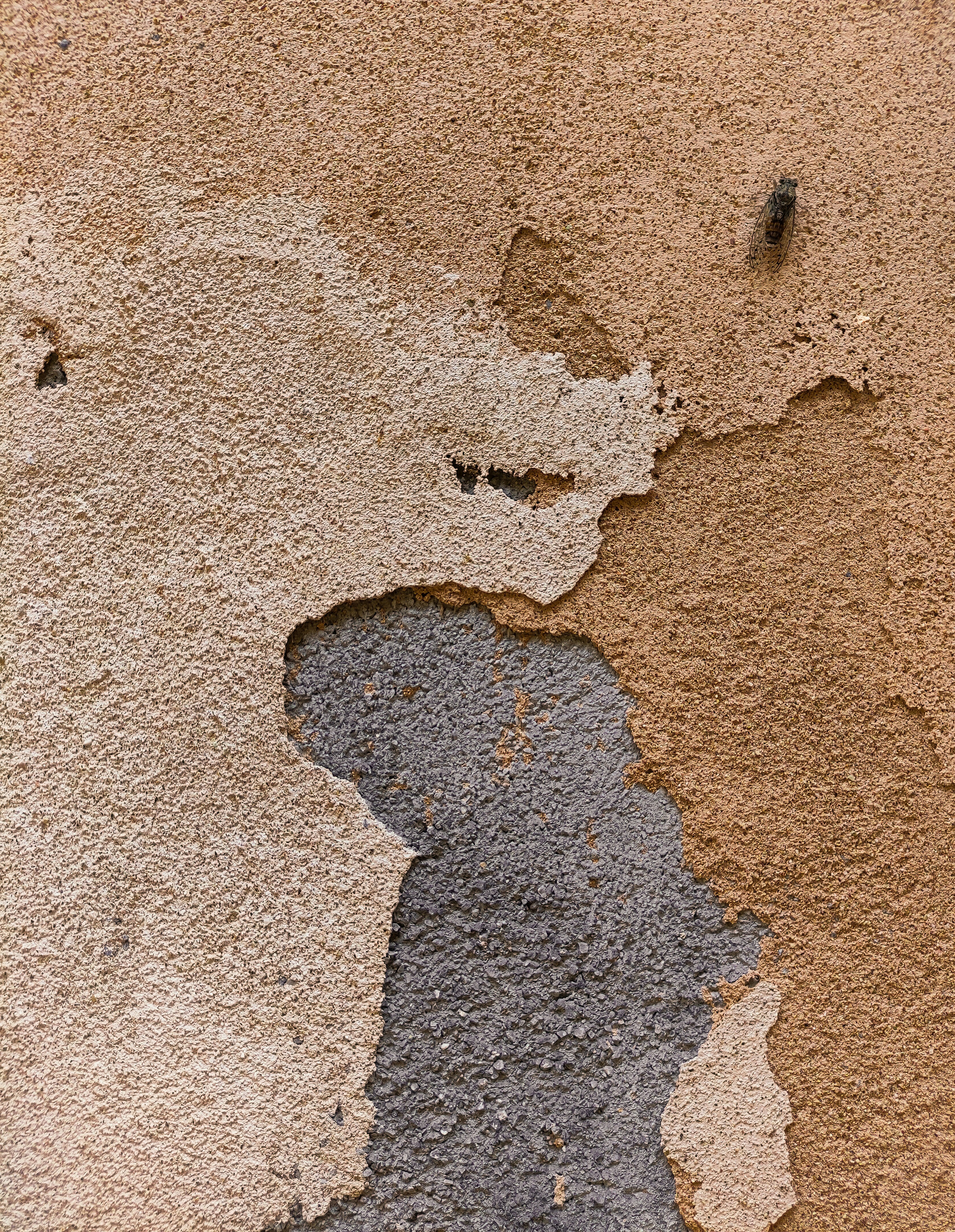 eine Nahaufnahme einer Wand mit einem Loch darin