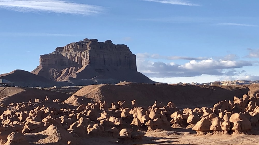 Un gran grupo de rocas sentadas en medio de un desierto